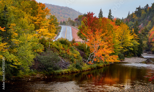 Foto Cabot trail, louping Cape Breton, in Nova Scotia is one of the most famous stunn
