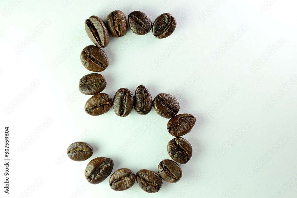 Obraz premium Coffee Been, the number five is formed with coffee beans in white background
