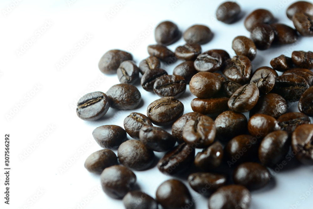 Fototapeta premium Coffee beans in white background