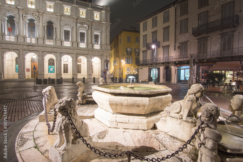 Naklejka premium BERGAMO WŁOCHY: Górne miasto Bergamo nocą to miasto w alpejskim regionie Lombardii w północnych Włoszech 22 listopada 2019 r.