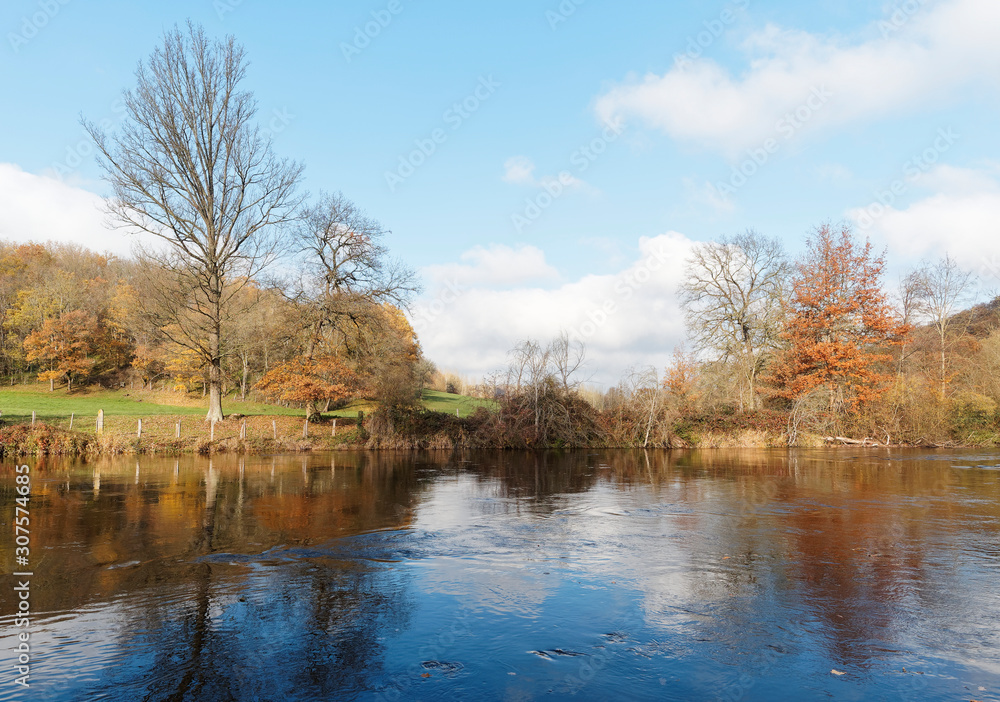 Au fil de l'eau. Le cours de la Sioule à Rouzat en Allier entre Bègues et Saint-Bonnet-de-Rochefort