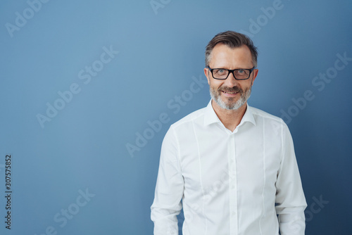 Εκτύπωση καμβά Smiling man in glasses and white shirt, copy space