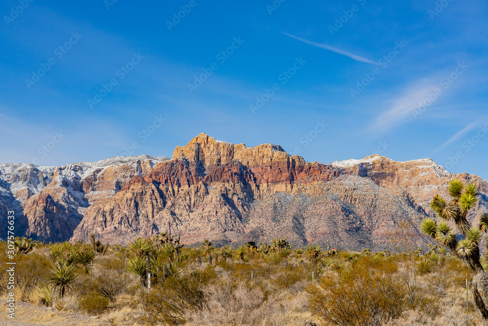 Obraz premium Winter snowy landscape of the famous Red Rock Canyon