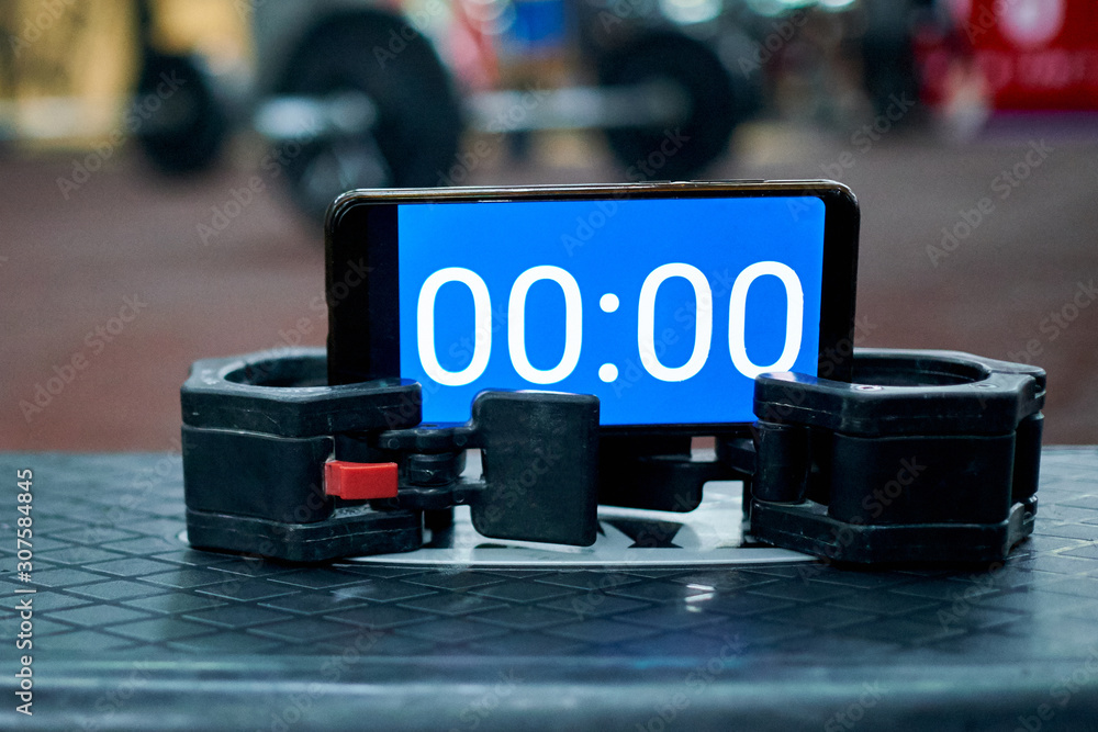 Obraz premium Timer on the stepper platform in the gym before the athlete starts to record video for online qualifier for international cross training competition