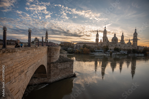 Obraz na płótnie Zaragoza November 29, 2019, Rio Ebro as it passes through the city of Zaragoza w salonie