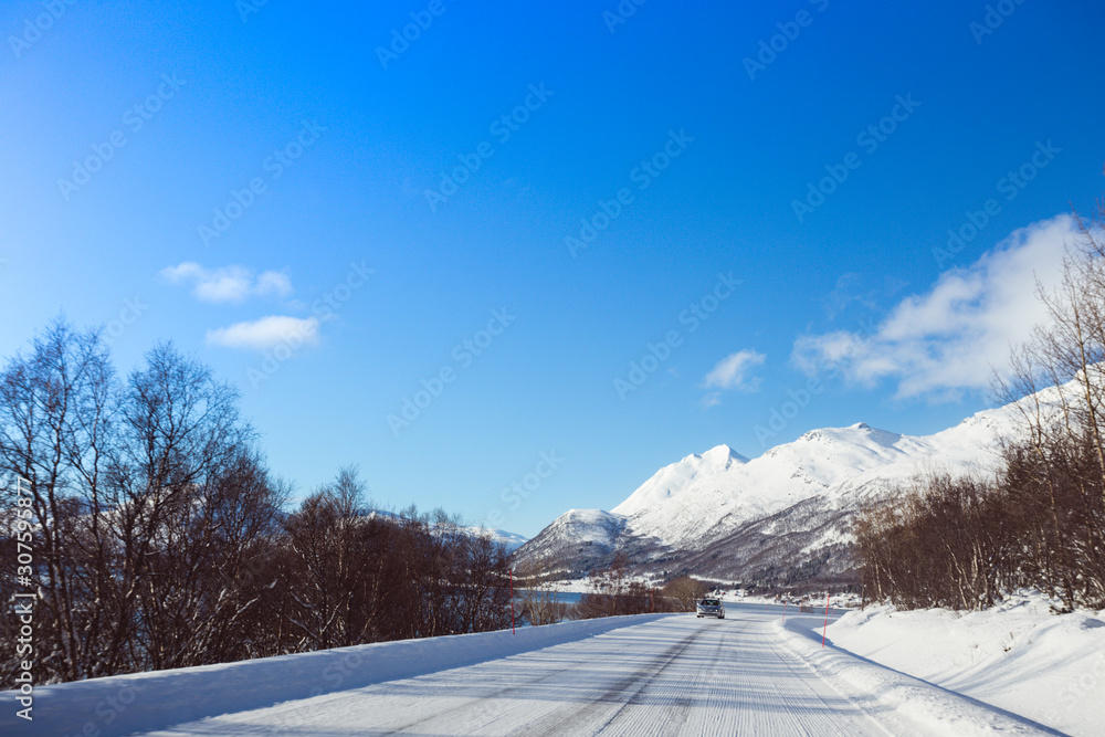 Obraz premium road at the norwegian mountains