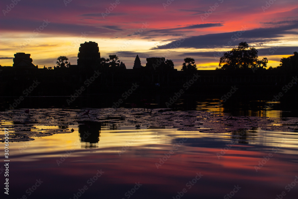 Fototapeta premium Sunrise on Angkor wat temple