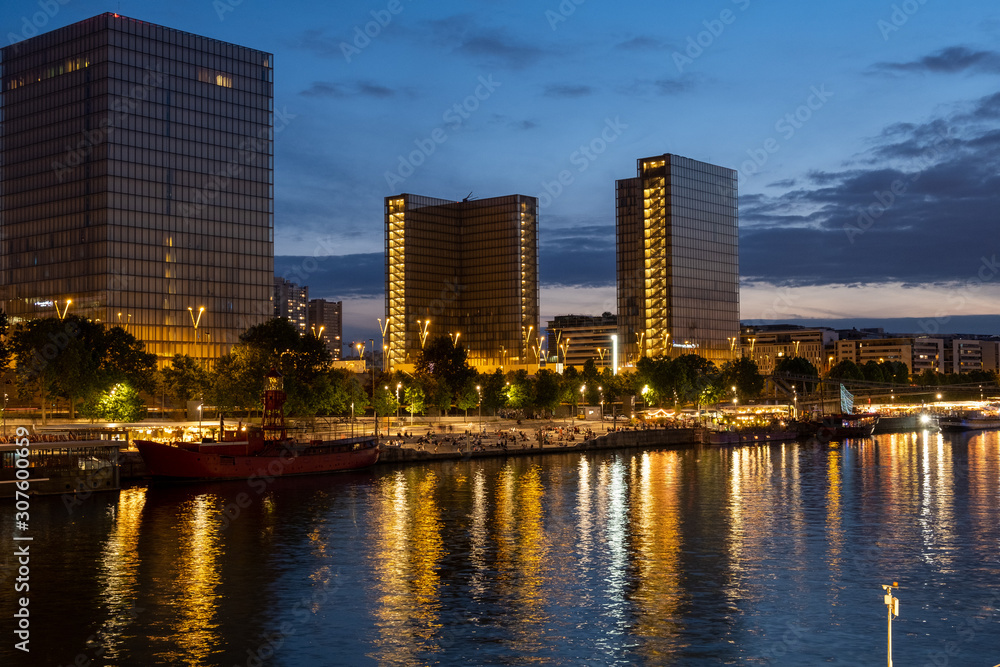 Obraz premium Towers cityscape at Paris by night, France