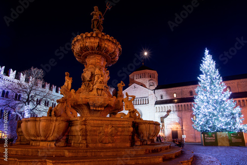 Fontana del Nettuno e Albero di Natale in piazza Duomo a Trento