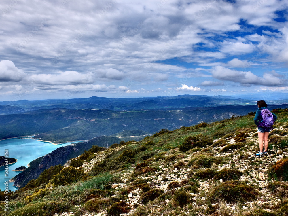 Sierra de montsec gorges et falaise en espagne aragon avec eau turquoise et montagne