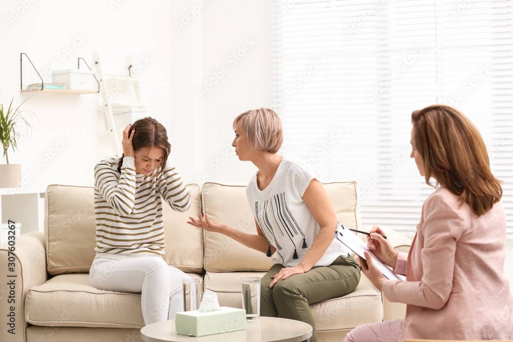 Obraz premium Psychotherapist working with teenage girl and her mother in office