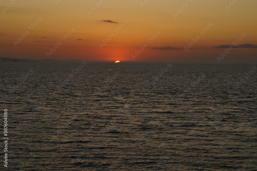 Naklejka premium 희망을 품고 떠오르는 태양