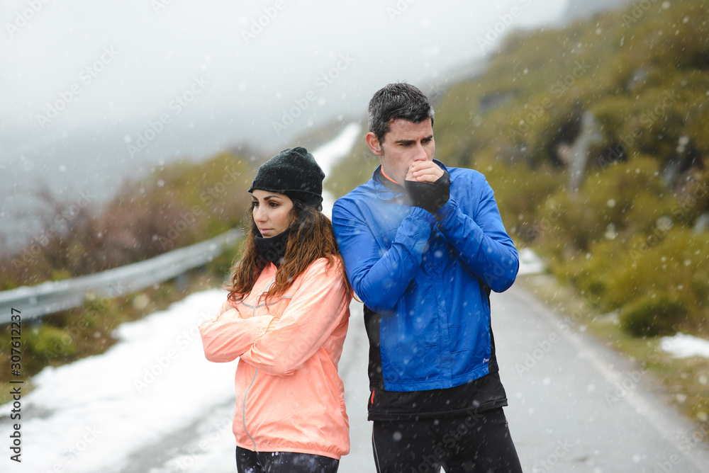 Couple of runners taking a break during outdoor winter snow storm training  on the mountain. Extreme cold weather running workout. North of Palencia,  Spain. foto de Stock | Adobe Stock