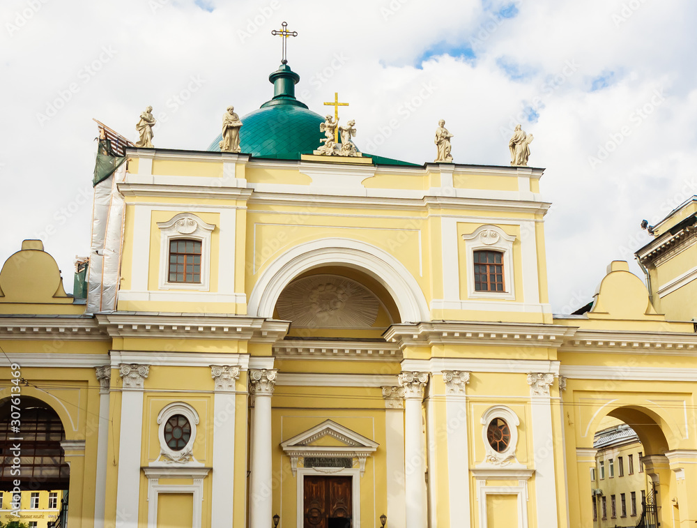 Obraz premium The facade of Catholic Church of St Catherine with monumental arched portal on self-supporting columns and the massive cupola