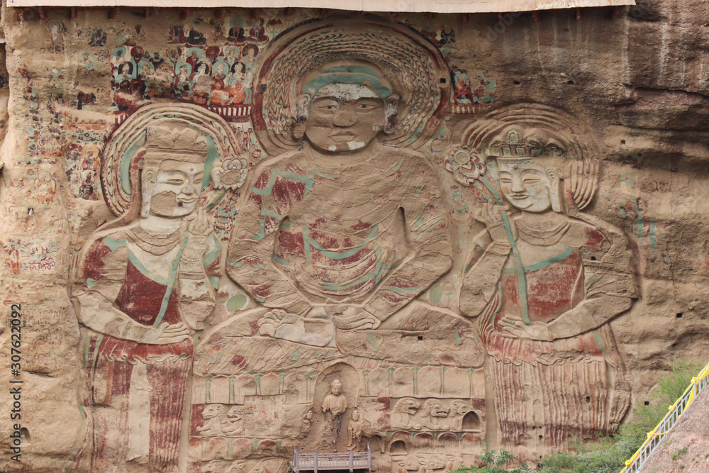 Obraz premium La Shao temple with giant 30-meter Buddha carved into rock at water Curtain Caves in Wushan , Gansu province, China.