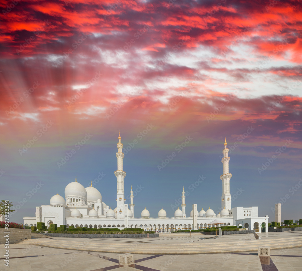 Panoramic view of Skeikh Zayed Mosque at sunset, UAE