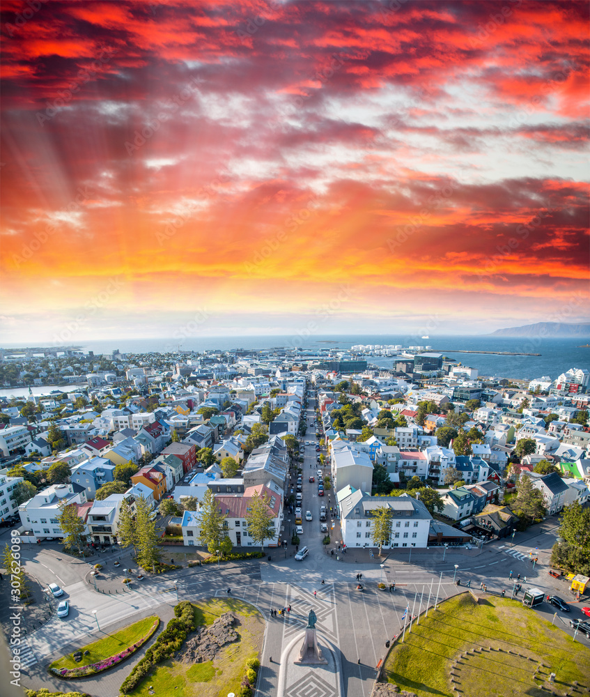 Obraz na płótnie City aerial view from Hallgrimskirkja in Reykjavik, Iceland w salonie