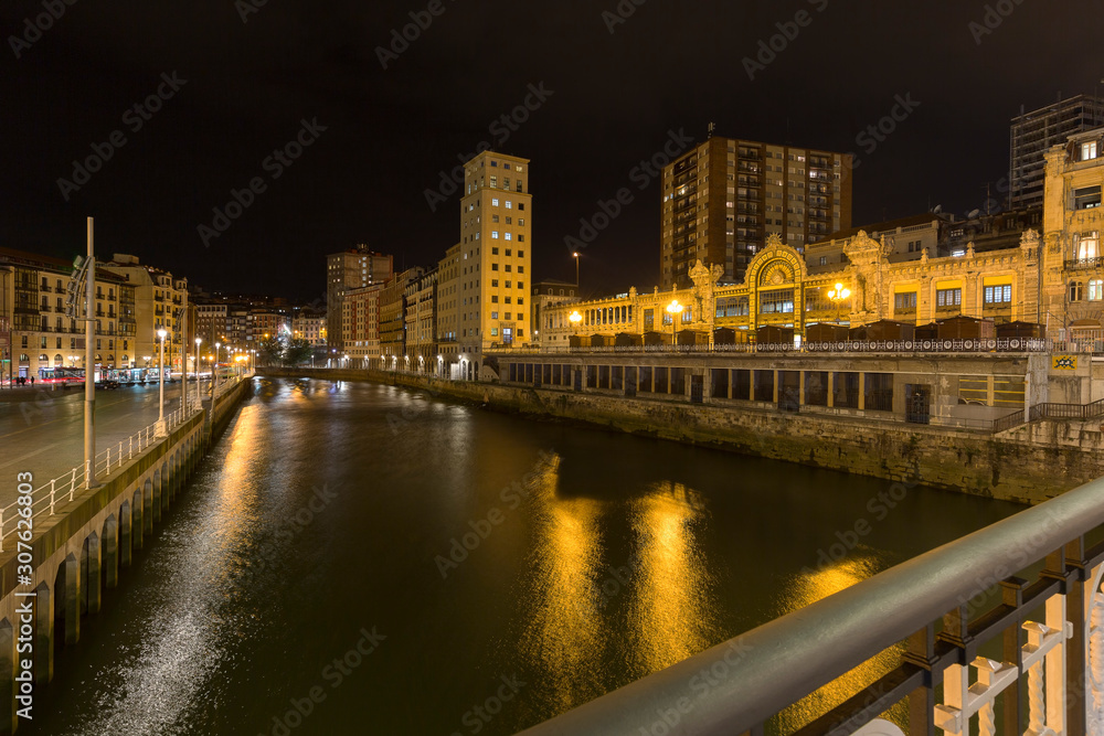 Die Stadt Bilbao bei Nacht
