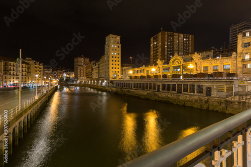 Die Stadt Bilbao bei Nacht © Harald Biebel