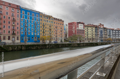 Typische Häuserfassade in Bilbao, Baskenland