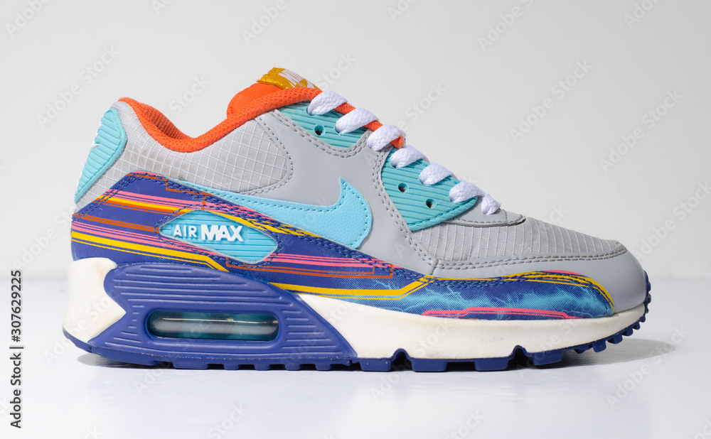 london, englabnd, 05/08/2018 Nike Air Max 90 Grey Clearwater Gold LIMITED EDITION. Nike max retro classic sneaker trainers. Nike sport and street wear fashionable athletic apparel. Isolated nikes. foto de Stock