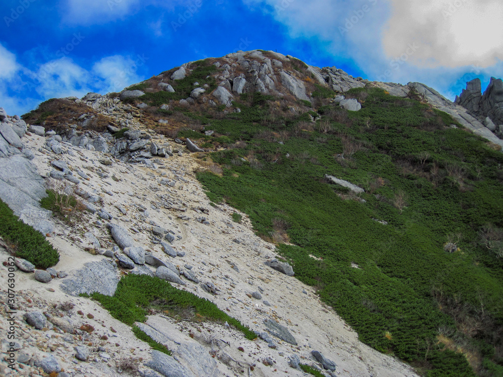 © onebitious - 南アルプスの山々