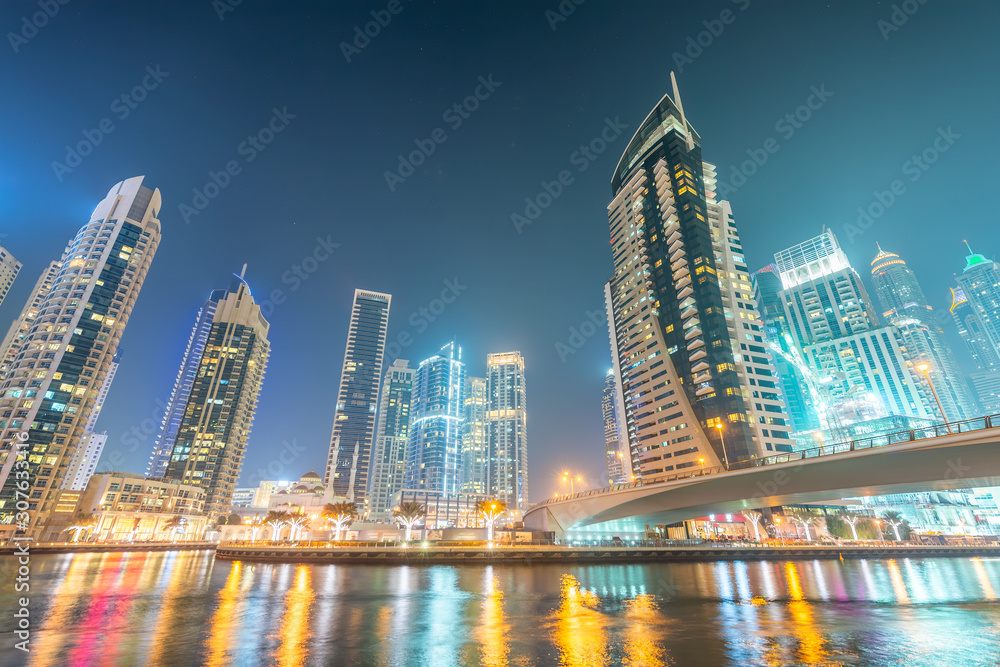 Obraz premium Dubai Marina skyline at night, UAE