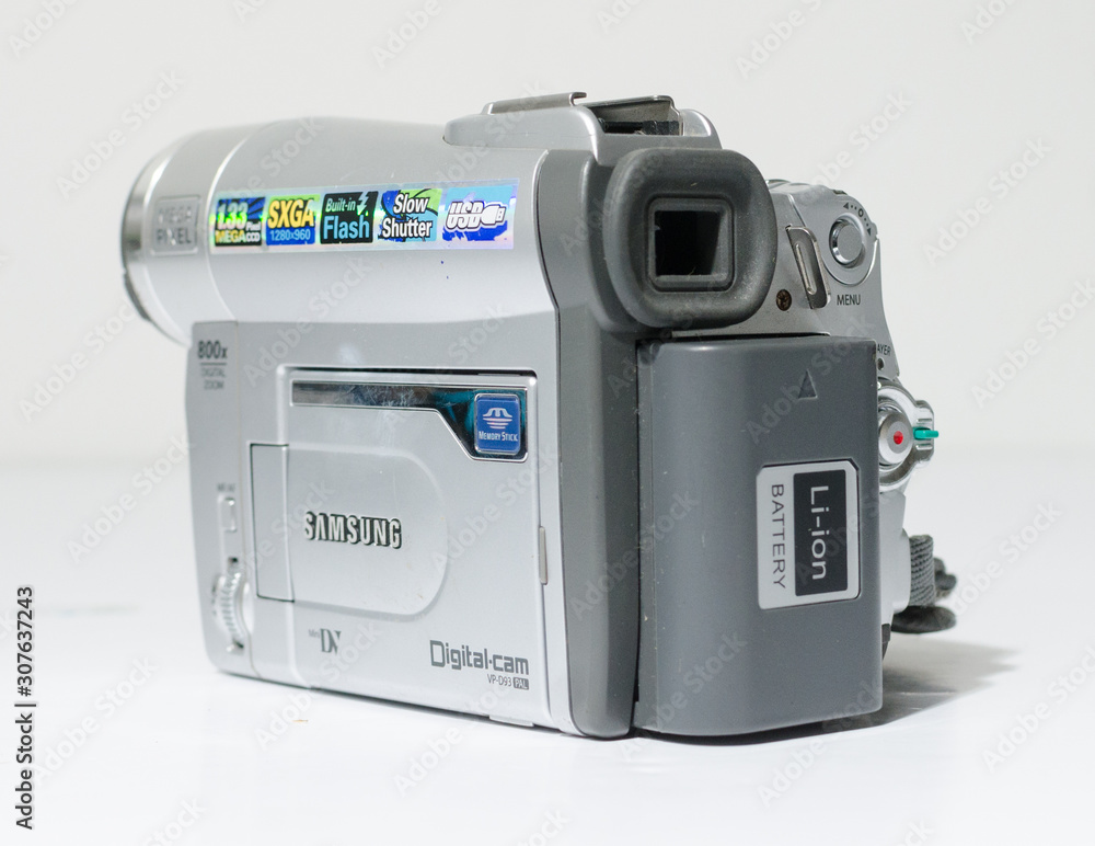 london, england, 05/05/2019 A samsung mini dv digital camcorder dig cam  recorder. SAMSUNG VP-D93 Mini DV/800 x Zoom LCD Digital Camcorder silver  isolated on white studio backdrop. foto de Stock | Adobe