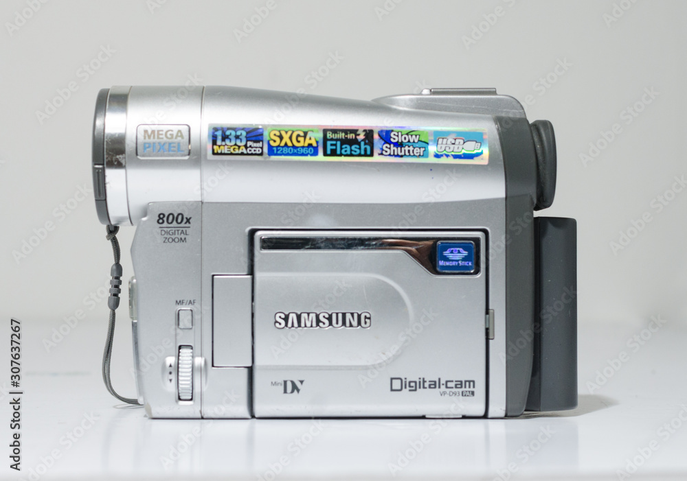 london, england, 05/05/2019 A samsung mini dv digital camcorder dig cam  recorder. SAMSUNG VP-D93 Mini DV/800 x Zoom LCD Digital Camcorder silver  isolated on white studio backdrop. foto de Stock | Adobe