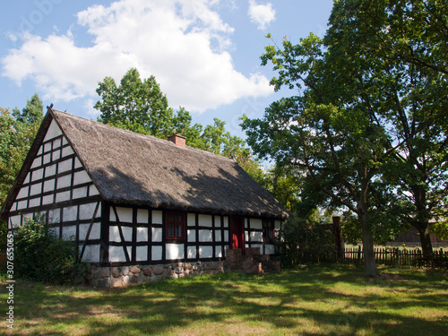 Stary budynek szachulcowy. Dom mieszkalny z muru pruskiego. Architektura zabytkowa