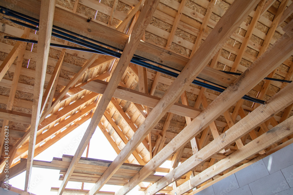 Obraz premium Wooden roof at a cottage construction site