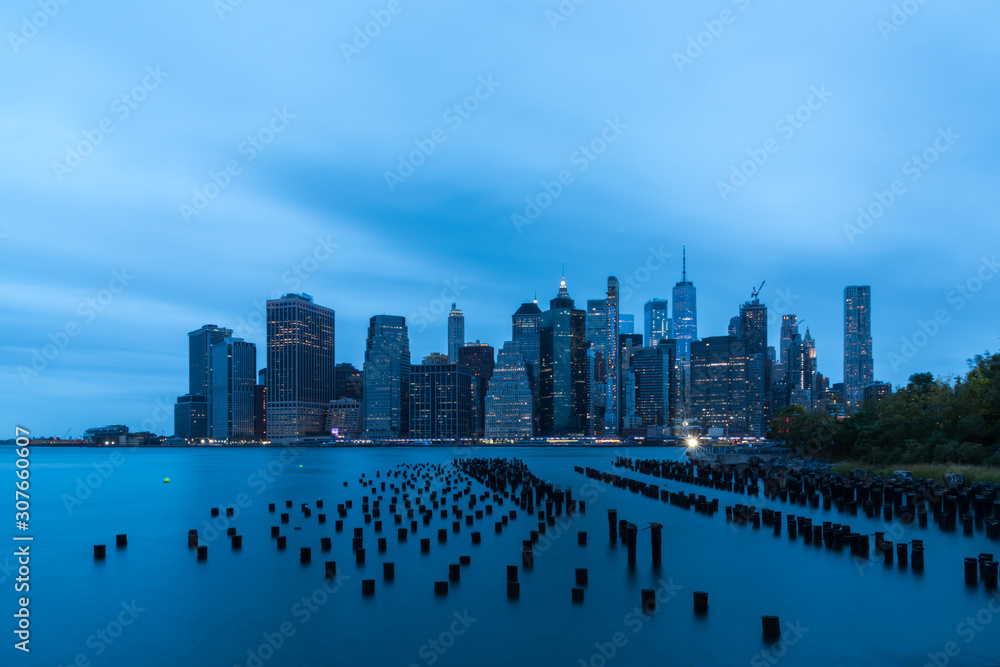 Naklejka premium A cloudy evening by the East River