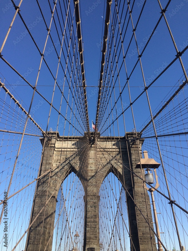 Fototapeta premium Brooklyn bridge view from under