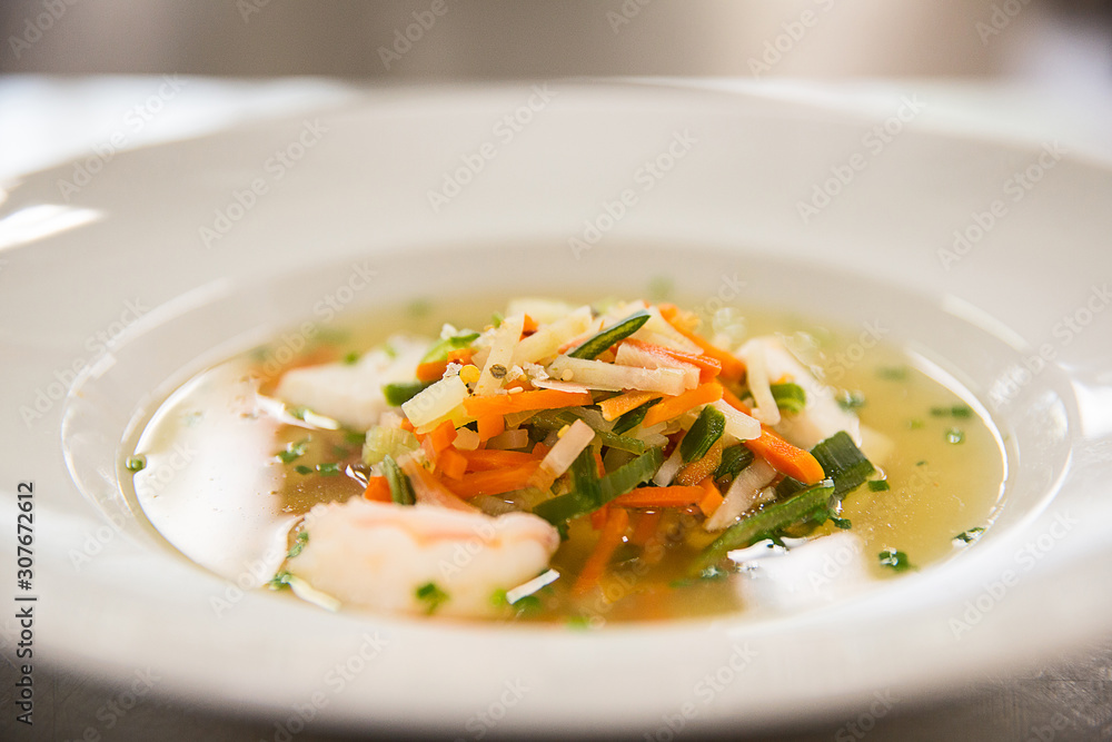 Klare Fischsuppe mit Gemüse Klare Fischsuppe mit Gemüse
