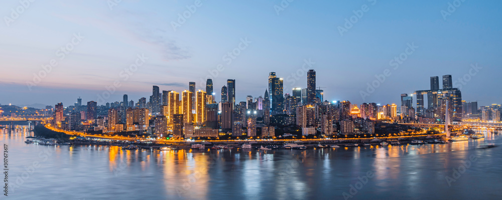 Naklejka premium Nocny widok z wysokich budynków wzdłuż rzeki Jangcy w Chongqing w Chinach