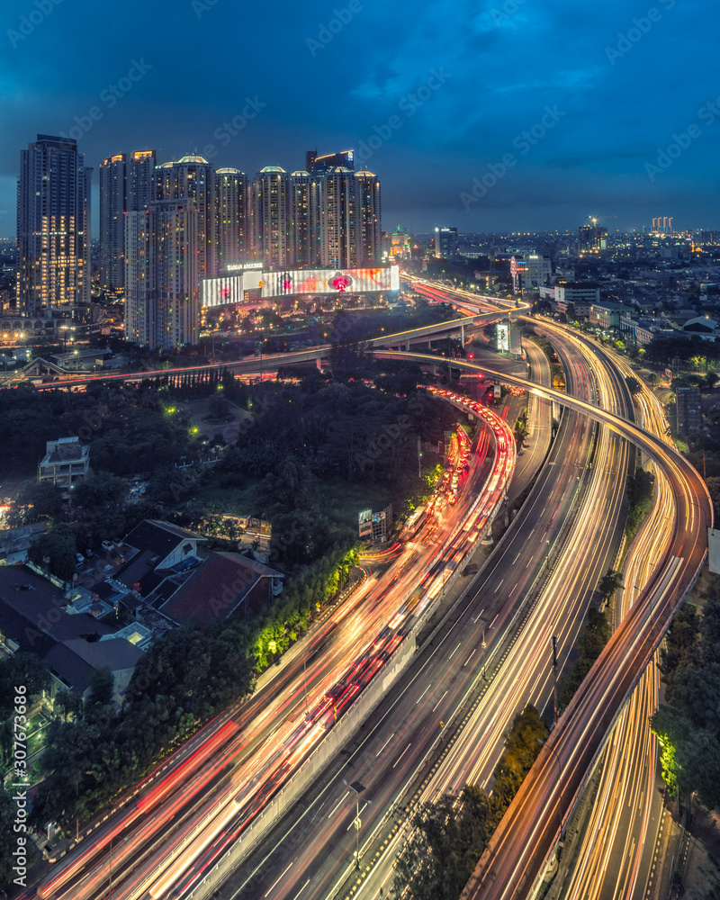 Obraz premium jakarta like traffic in hong kong at night