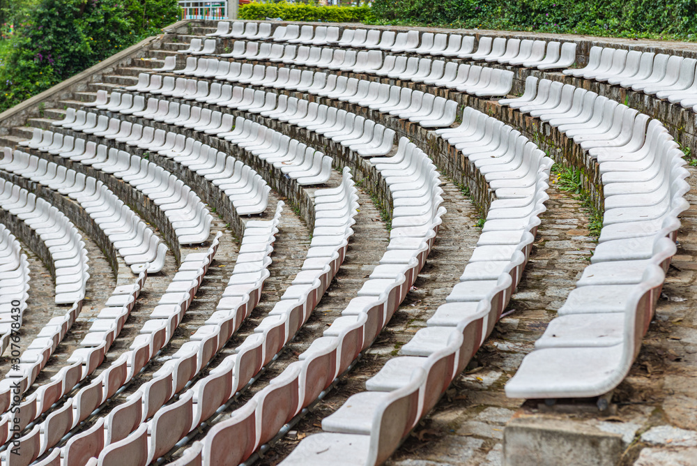 Obraz premium Empty white plastic chairs at outdoor stadium