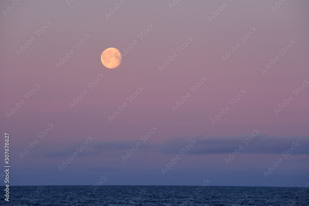 Barents sea, Moon