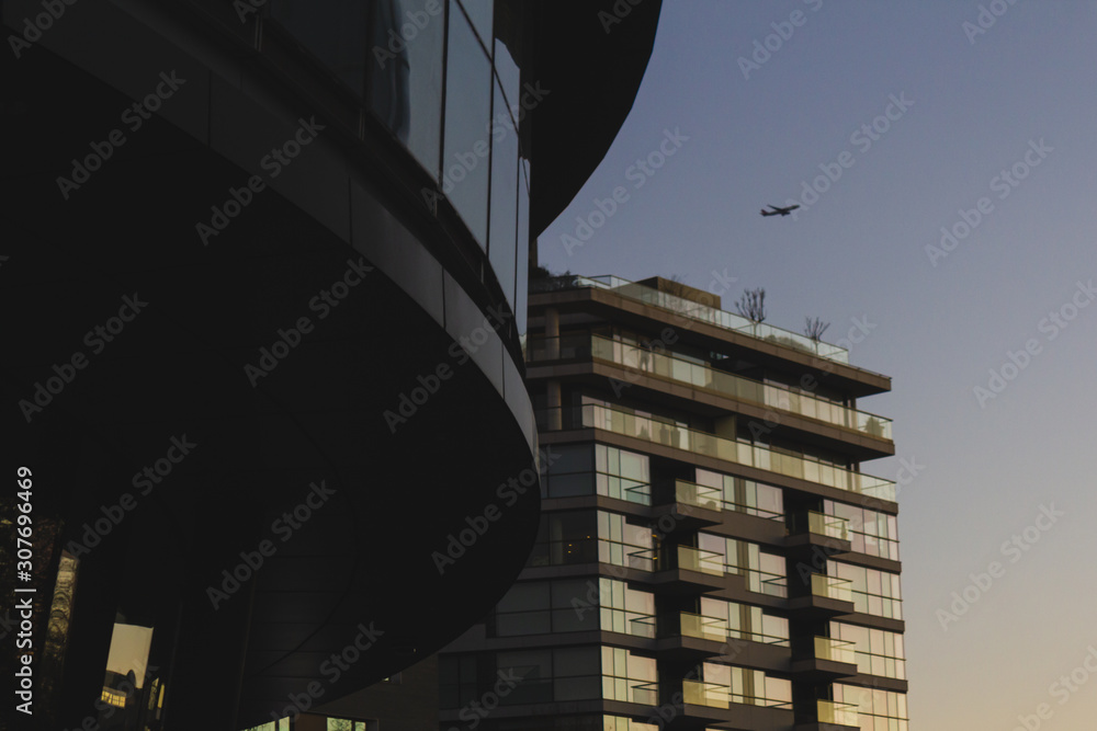 Obraz premium City Hall and an Airplane at Dusk, London
