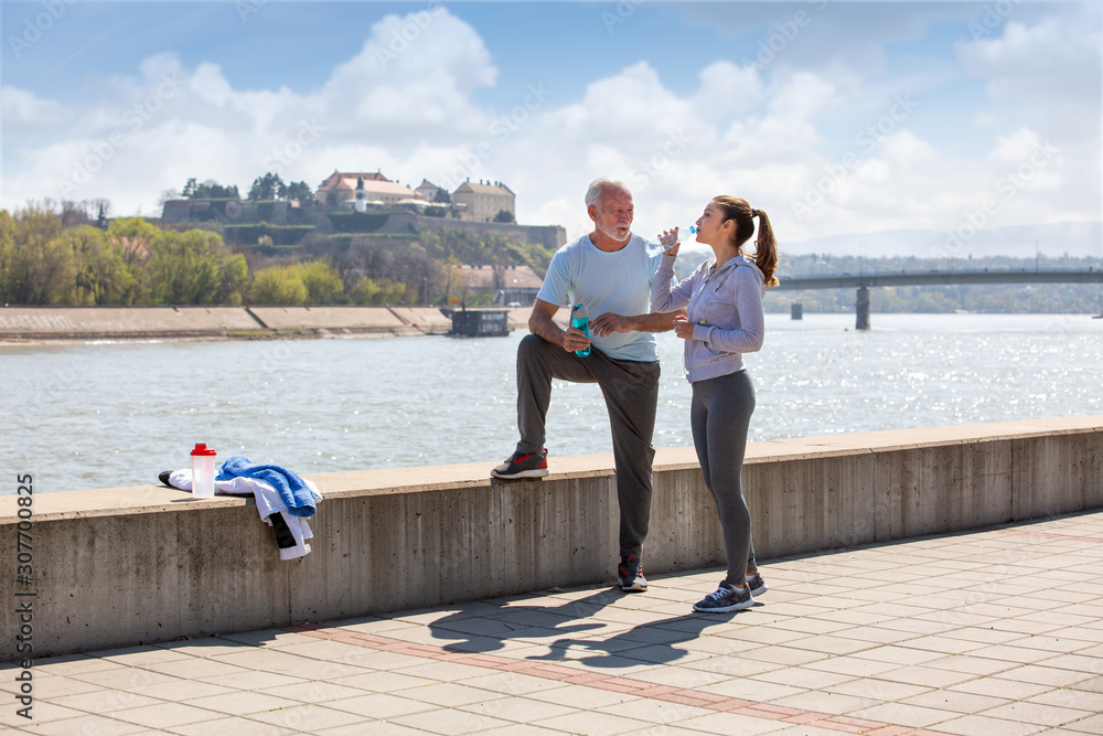 Father and daughter, they recreate on the quay by the river