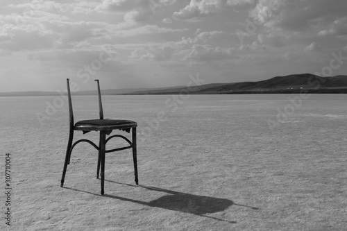 Una sedia in Cappadocia, lago Tuz Golu, Turchia
