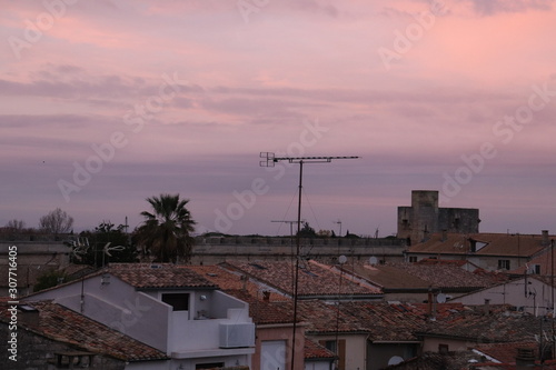 Village de Aigues-Mortes - La ville et ses toîts vus depuis les remparts - Département du Gard - Languedoc Roussillon - Région Occitanie - France © ERIC