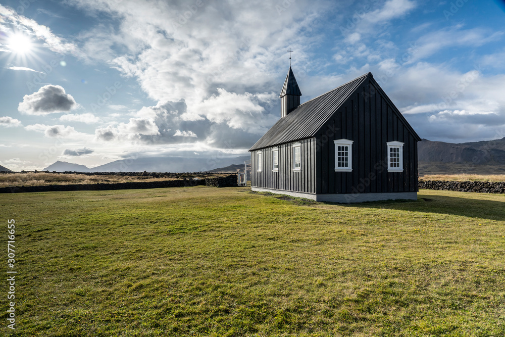 Obraz premium lonly black church of Budir und the south coast of Snaefellsness peninsula in western Iceland