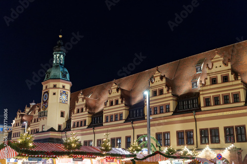Weihnachtsmarkt am alten Rathaus in Leipzig  Sachsen  Deutschland