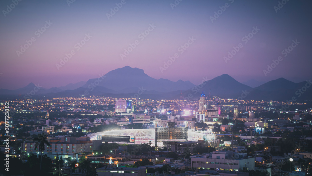 Obraz premium sunset on the city mountains and baseball park