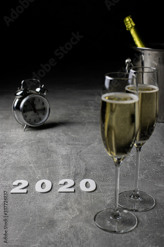 2020 Nowy rok, zegar oraz szampan na sylwestra