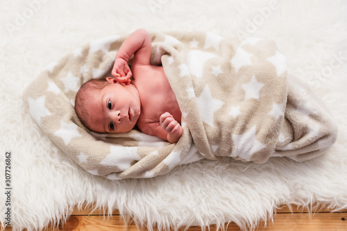 Fotografia Do Stock Bebe Despierto En Una Manta 3 Semanas 1 Mes Recien Nacido Sesion Newborn Manta De Estrellas Alfombra Imitacion Piel Animal Oveja Bebe Con Ojos Abiertos Adobe Stock Fotografia Do Stock Bebe Despierto En Una Manta 3 Semanas 1 Mes Recien Nacido Sesion Newborn Manta De Estrellas Alfombra Imitacion Piel Animal Oveja Bebe Con Ojos Abiertos Adobe Stock
