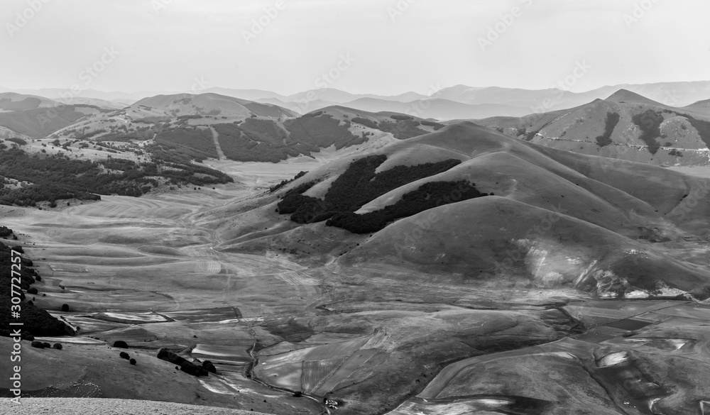 Φωτογραφία Black and white landscape of the Umbro-Marchigiano Apennines (Italy) from above