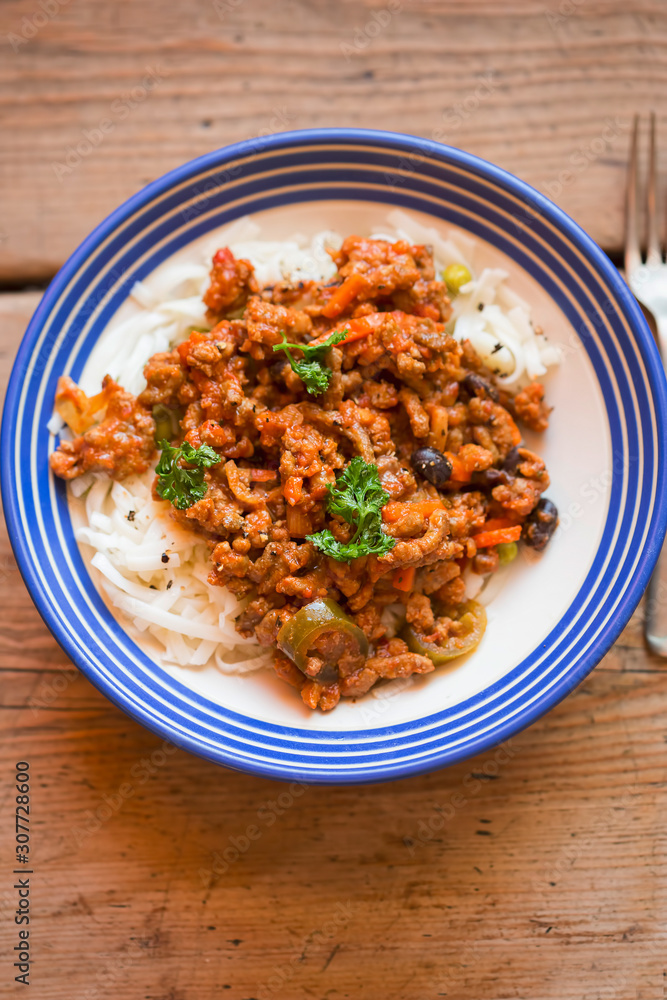 Spicy tomato beef with pasta and pea