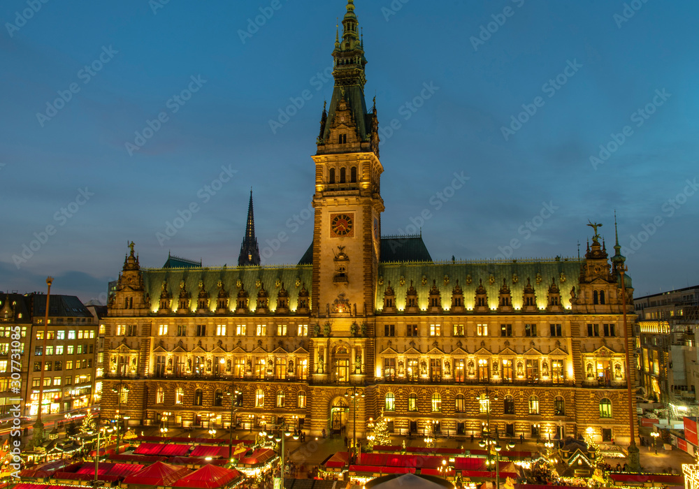 Obraz premium Hamburg at Christmas - Christmas market at the town hall market